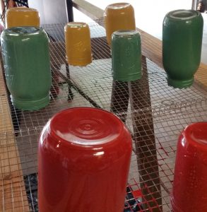 These painted Mason jars are super easy..with very little mess!