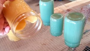 These painted Mason jars are super easy..with very little mess!
